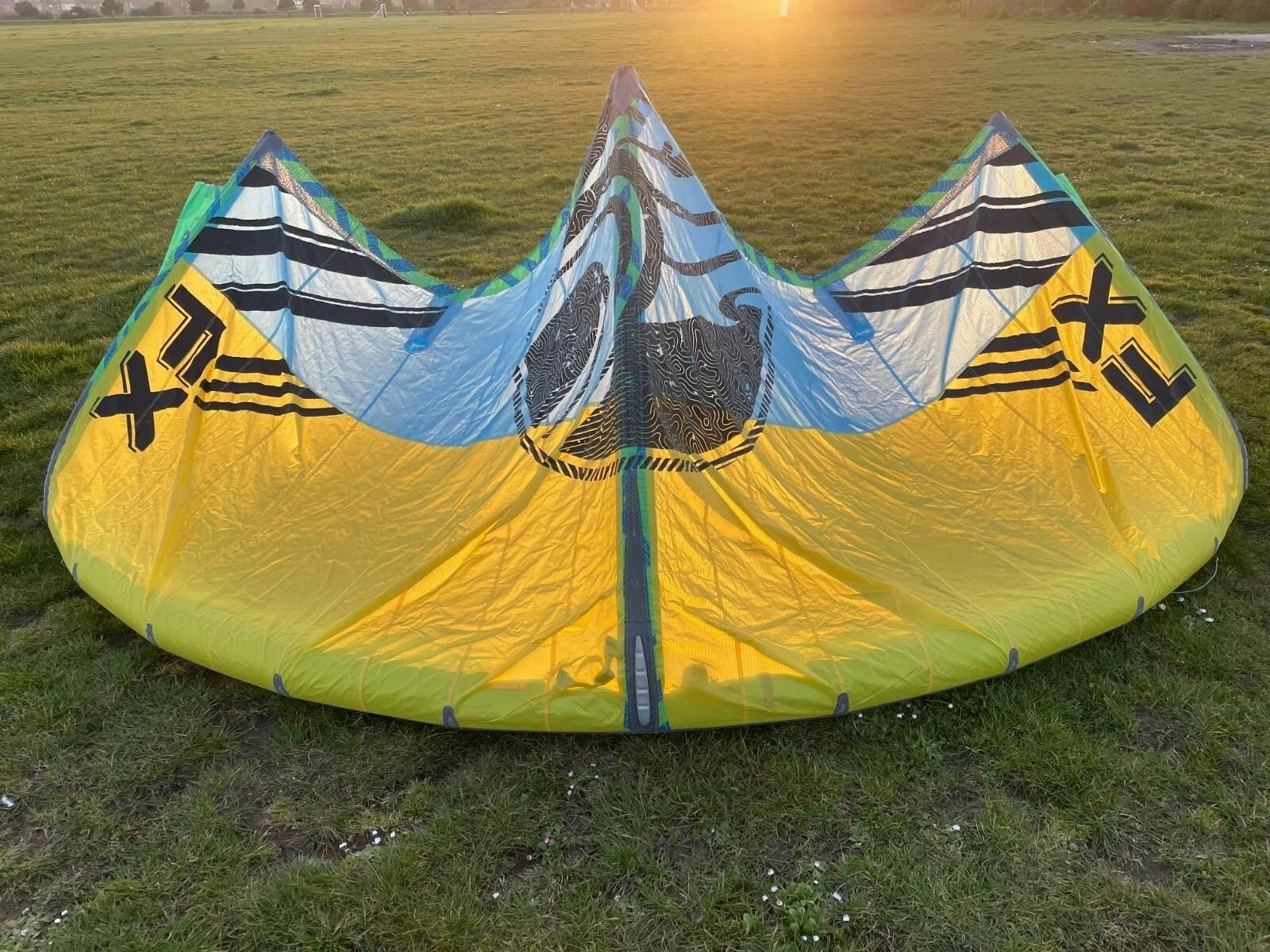 3 Cabrinha Kites 7+9+12m, 2 bars and a Crazyfly board 1