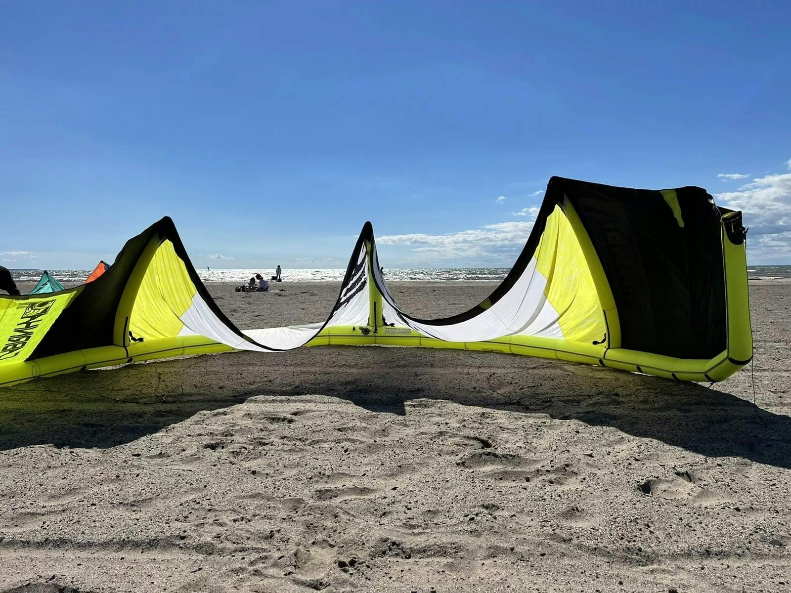 3 Cabrinha Kites 7+9+12m, 2 bars and a Crazyfly board 4